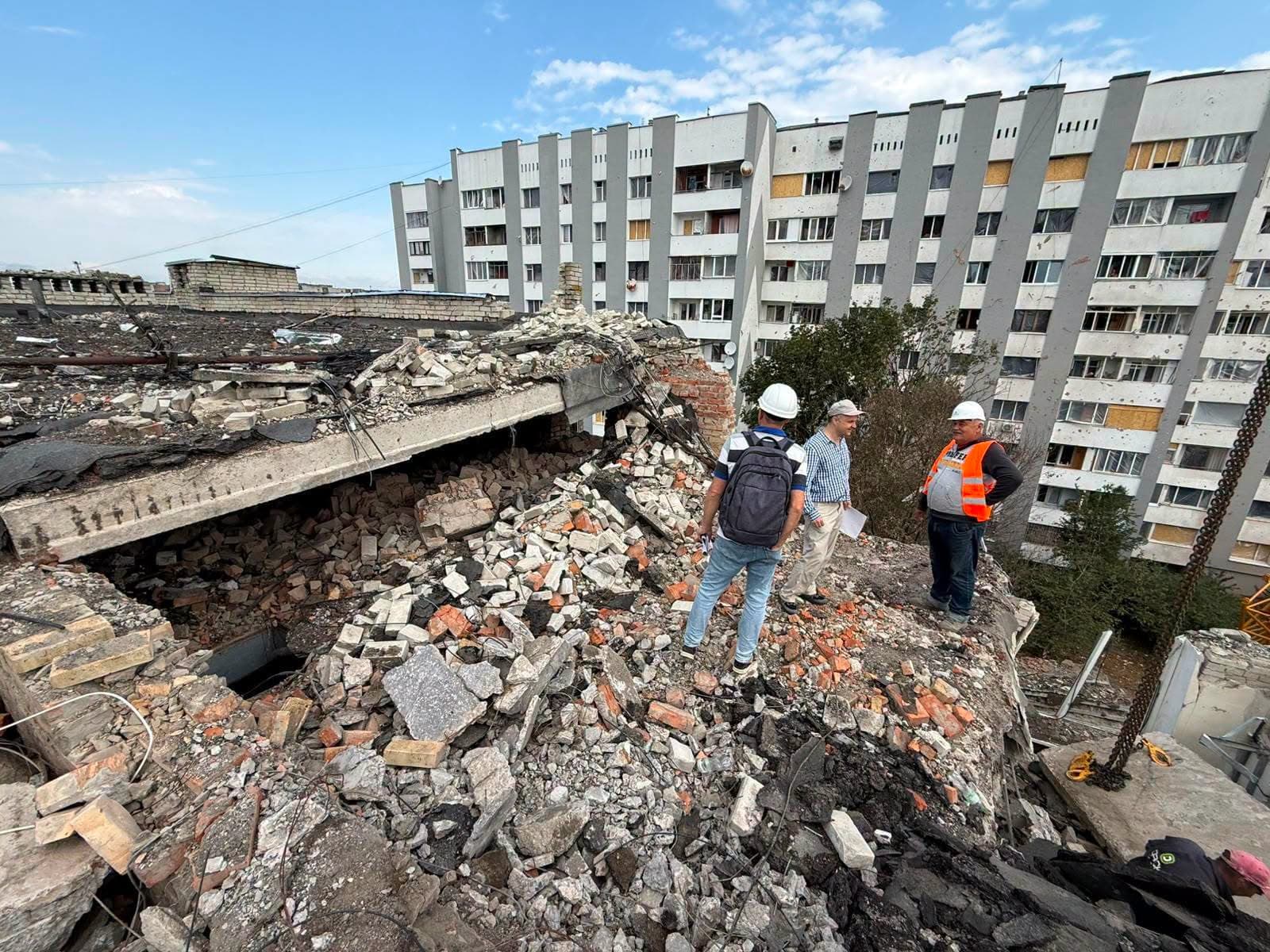 У Львові триває обстеження будинку на Патона, 25, пошкодженого російською атакою / фото: Залізнична РА