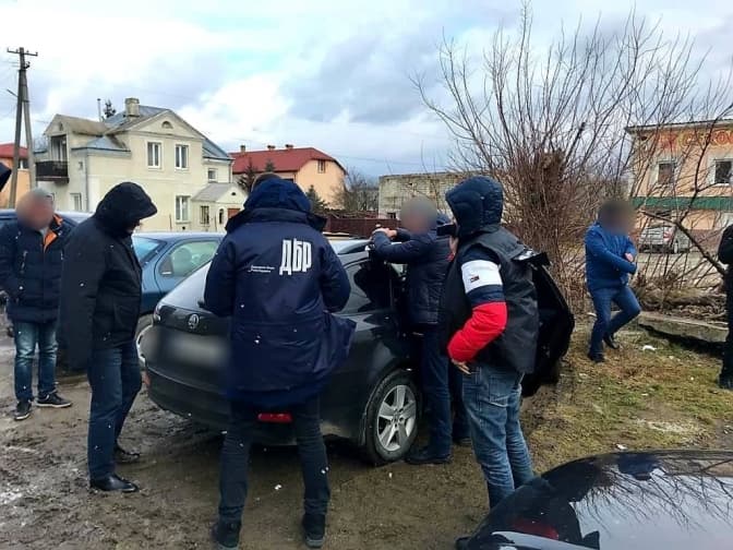На Львівщині викрили поліцейських, які примушували раніше судимого торгувати наркотиками
