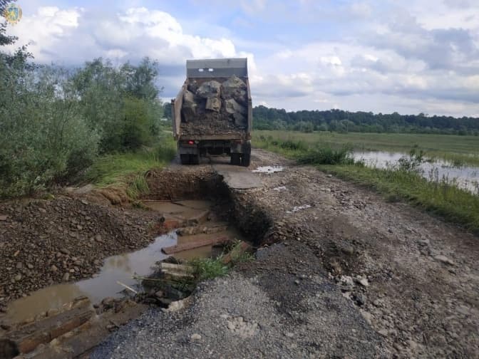 Дорожники ліквідовують наслідки негоди на Львівщині. Фото