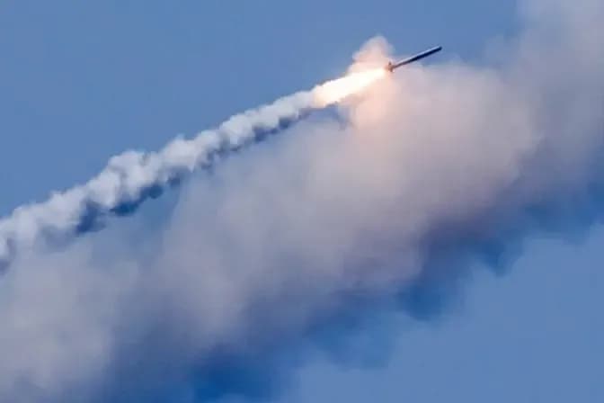 Цієї ночі на Україну здійснили масовану атаку: зафіксували 47 ракет і 619 БпЛА