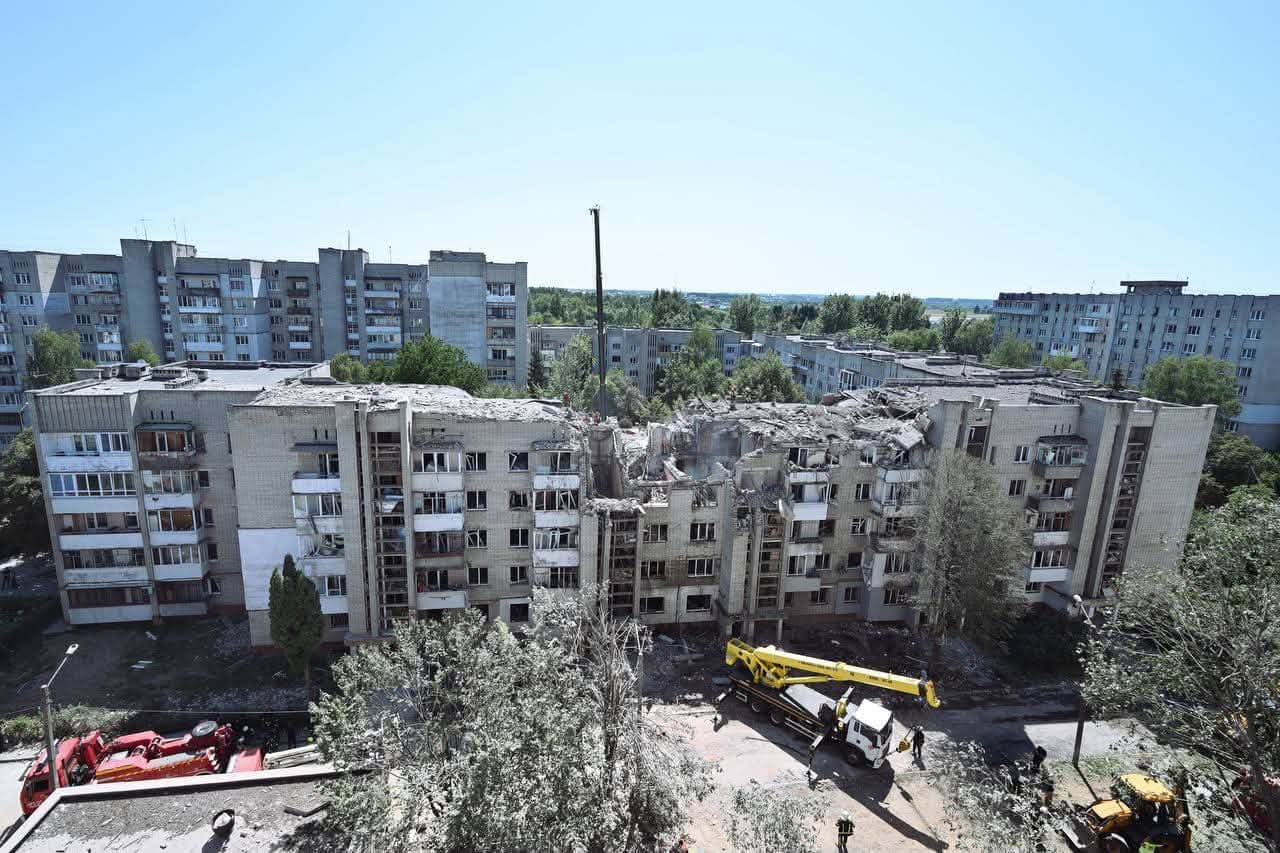 Пошкоджений будинок на Патона