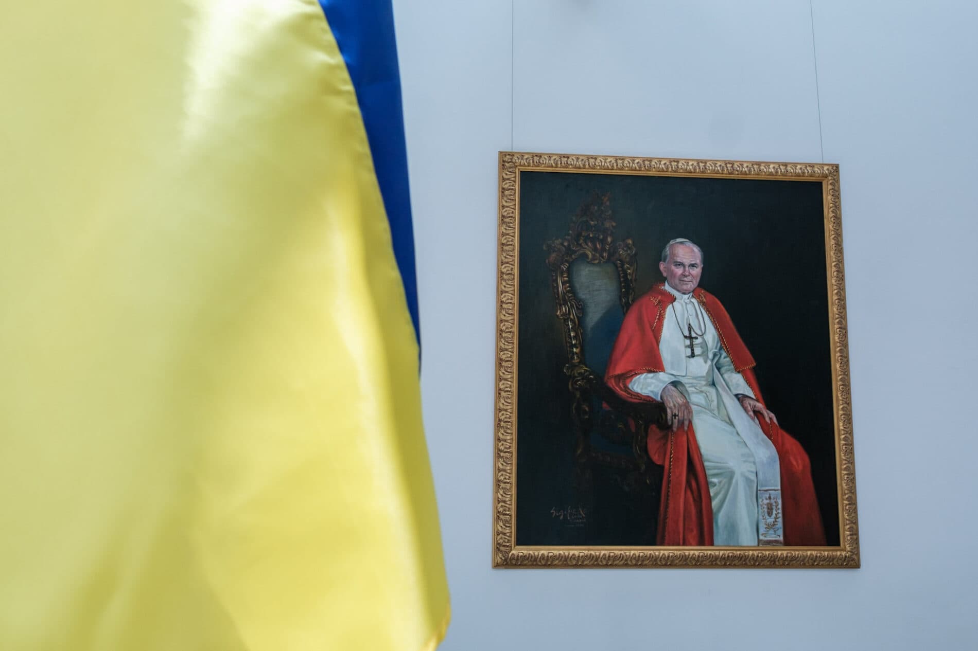 Після месси відкрили міжнародну виставку "Мистецтво – діалог, взаємодія, порозуміння" до 25-річчя візиту святого Івана Павла ІІ