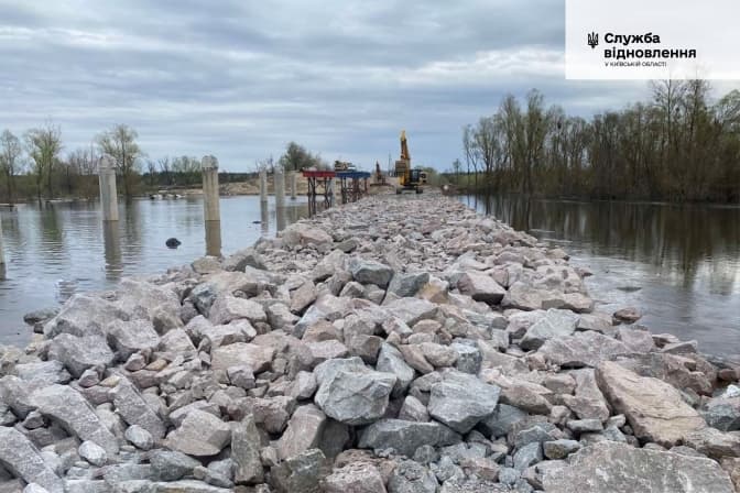 Рух переправою біля Іванкова відновили