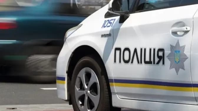 Погоня зі стріляниною у Києві: водій на Alfa Romeo збив поліцейського та протаранив службове авто (відео)