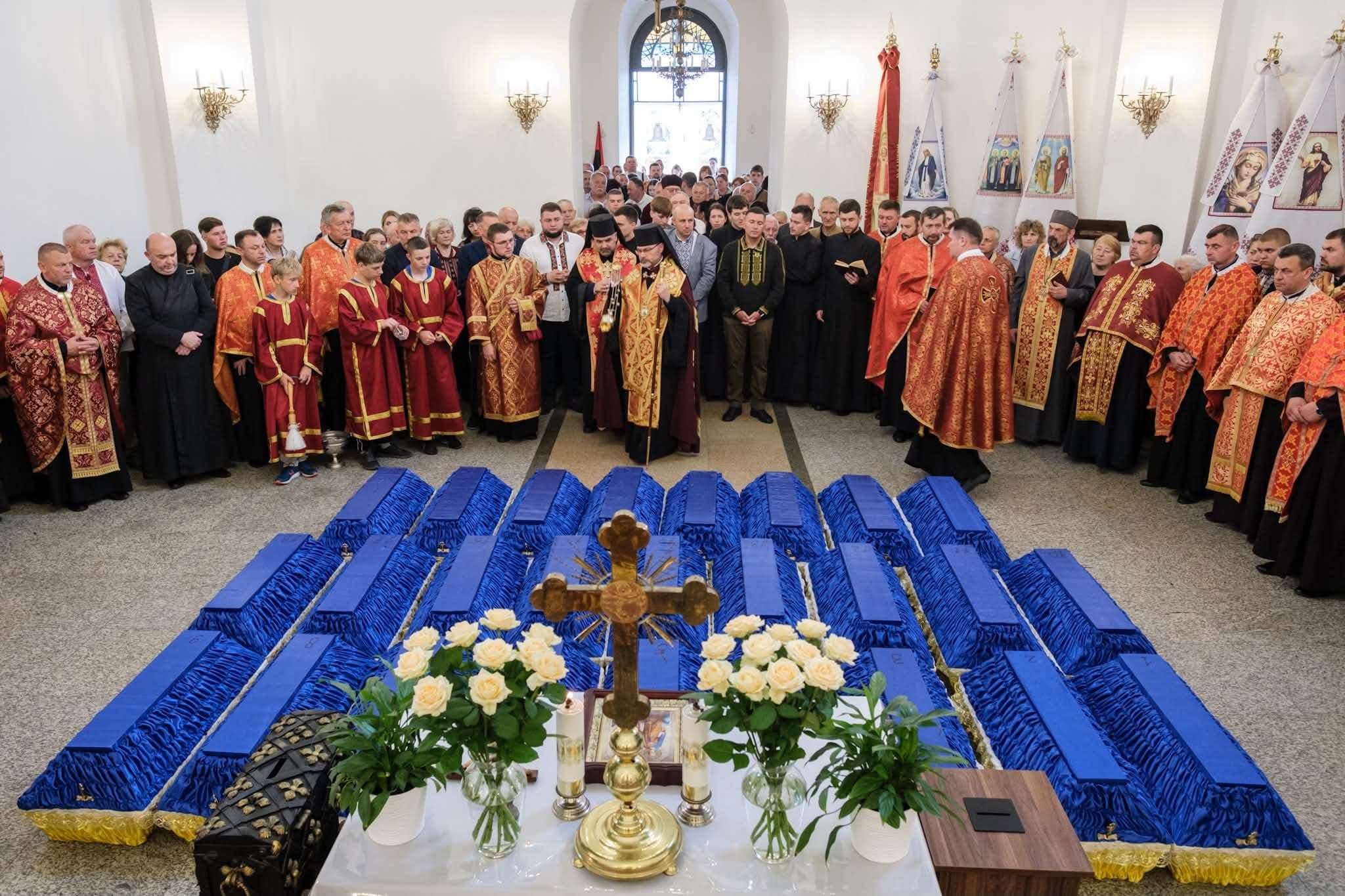 У Дрогобичі поховали 26 закатованих росіянами українців / фото ЛОР