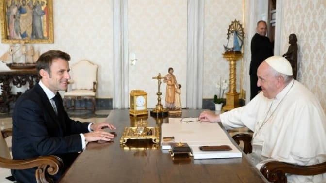 В архіві розповіли, як книга, яку Макрон подарував Папі, потрапила зі Львова до Франції