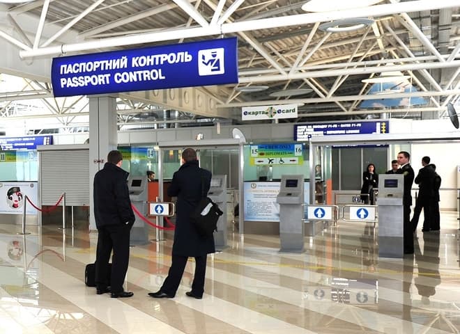 Власники біометрики зможуть проходити паспортний контроль у Варшаві самостійно. Доповнено