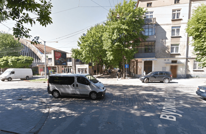 Чому під час реконструкції Палацу спорту у Львові зрізали дерева на вулиці Єфремова