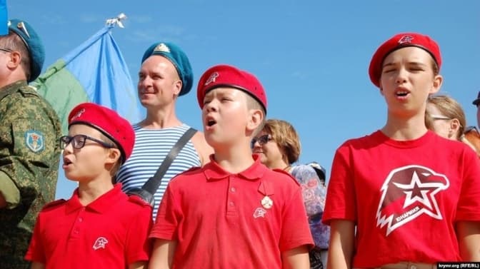 На тимчасово окупованих територіях росіяни змушують дітей долучатись до проросійських організацій