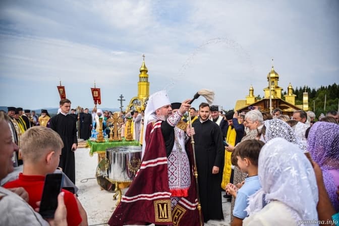 На Львівщині Митрополит Епіфаній освятив наріжний камінь храму