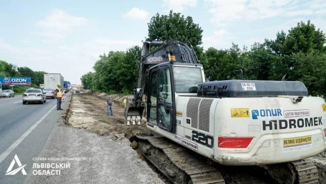 На львівській об’їзній почали будувати нову смугу. Фото