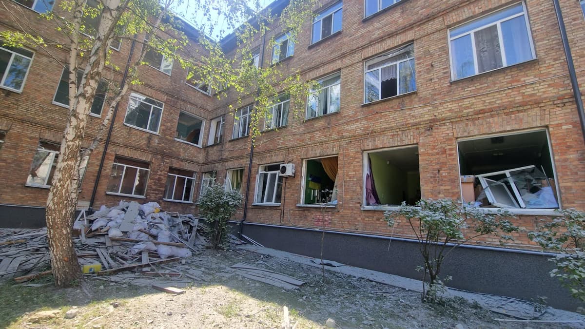 Вибиті вікна та понівечені дахи: у чотирьох районах Києва внаслідок удару рф пошкоджено 23 заклади освіти