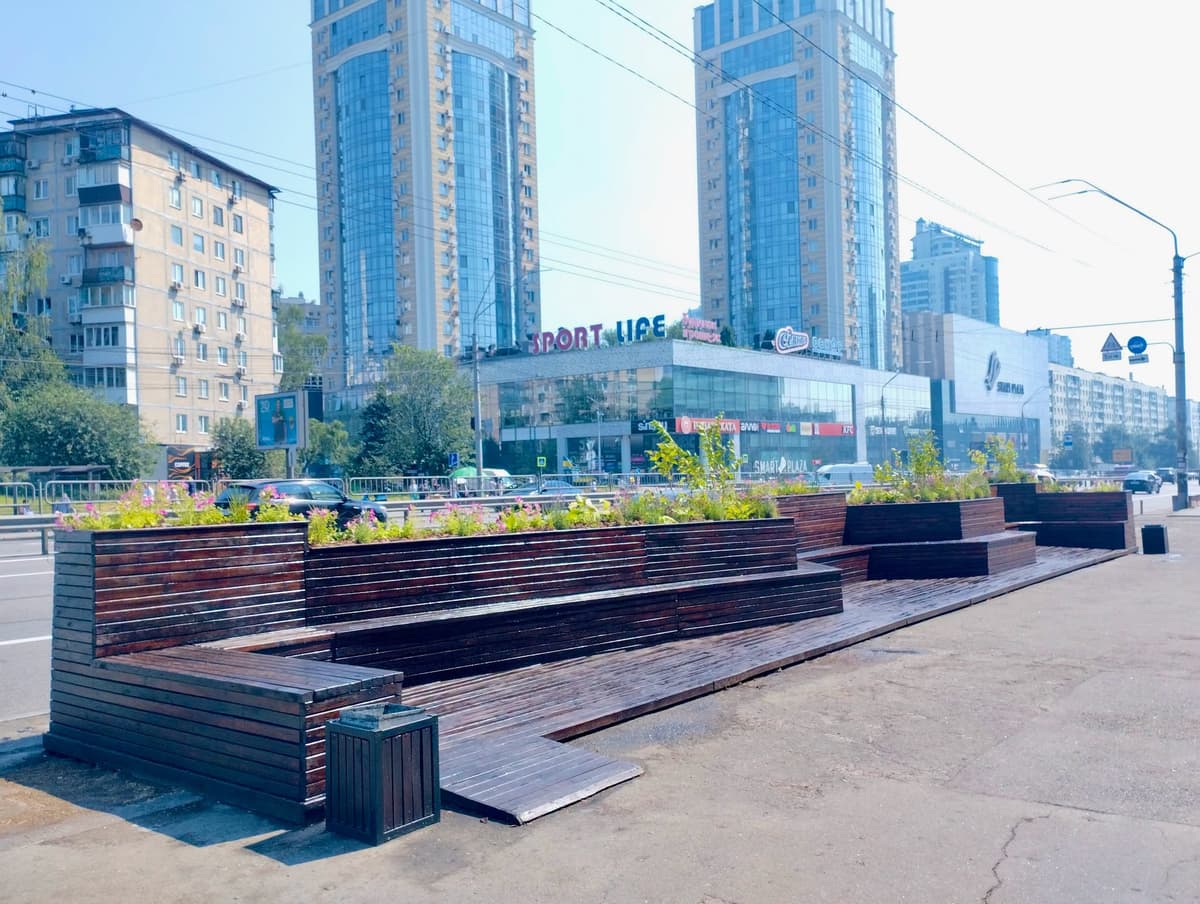 Куточок лаванди та петуній біля метро: на Берестейському проспекті оновили зелений парклет