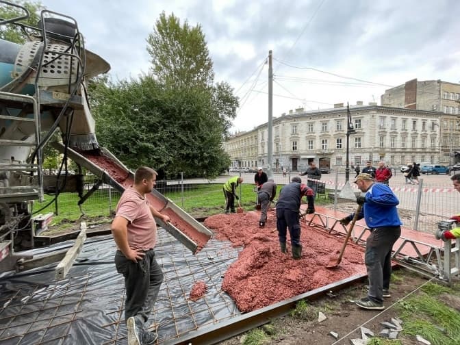 У Львові в парку Франка за унікальною технологією облаштовують доріжку