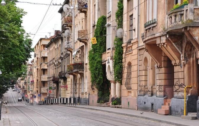 На ще одній вулиці у Франківському районі Львова встановлять антипаркувальні стовпці