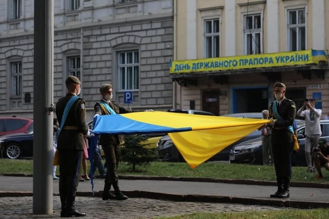 У Львові урочисто підняли державний прапор. Фото дня
