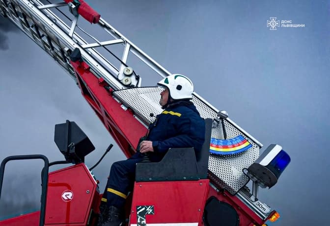 Пожежу після удару рф на Львівщині гасять третю добу: школи у Бродах працюють онлайн