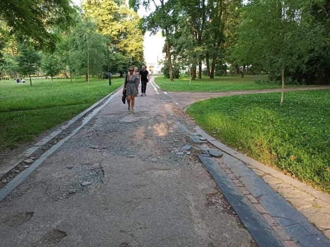 Львів’яни скаржаться на зруйновані доріжки у парку Франка. Коли їх відремонтують