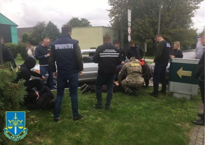 8000 доларів за «квиток». На Львівщині викрили «схему» незаконного виїзду чоловіків за кордон