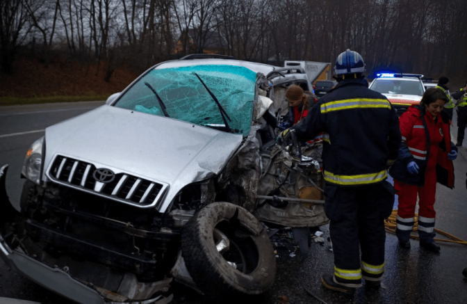 Біля Львова сталася ДТП. Жінку заблокувало в автомобілі