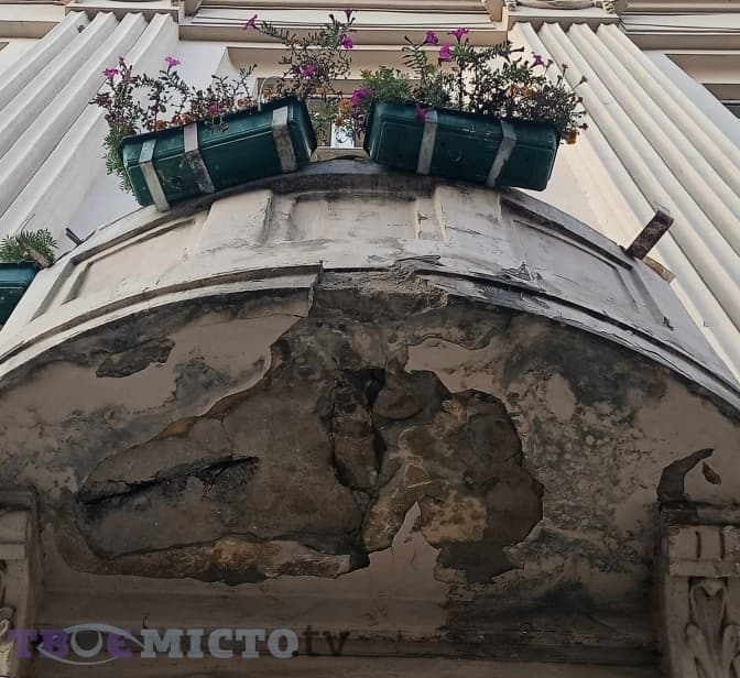 У Львові від ще одного балкона відколовся шматок