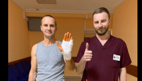 Львівські медики прооперували 43-річного чоловіка, якому паралізувало долоні