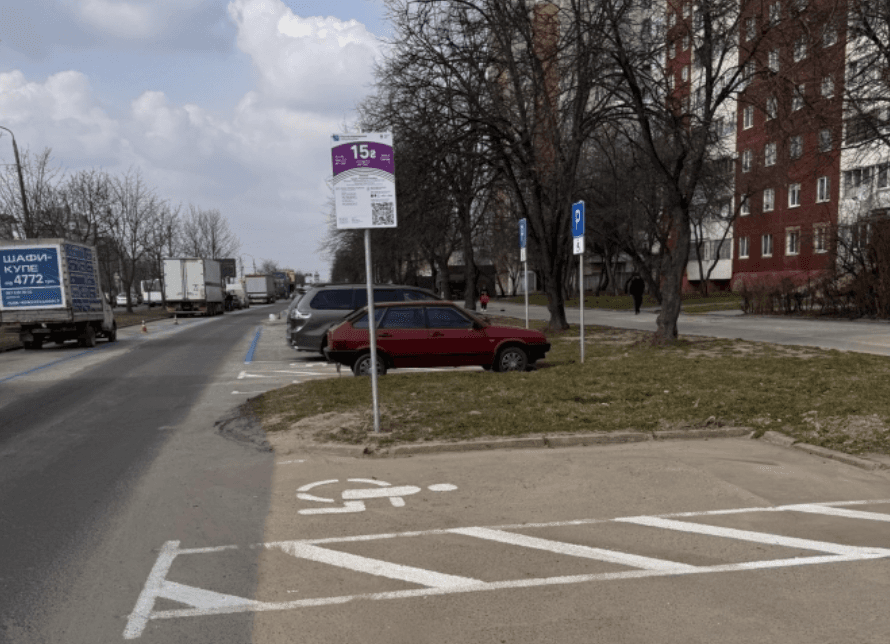 Платний паркінг біля багатоповерхівки на пр.Червоної Калини, 77 / Фото з "гарячої лінії" Львова