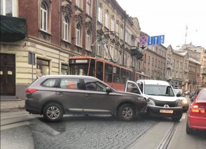 Ситуація на дорогах Львова. ДТП на вулиці Івана Франка