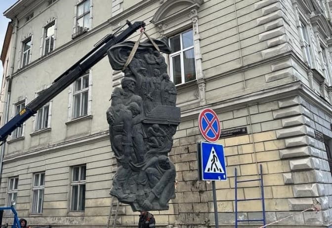 У Львові демонтували дві радянських пам'ятки