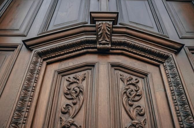 У центрі Львова відреставрували історичну браму. Фото до і після