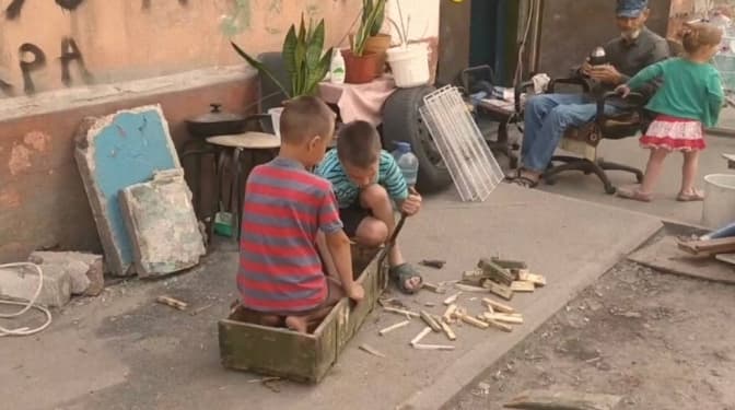 У Маріуполі діти розбирають ворожі ящики від набоїв для багаття, щоб приготувати їжу
