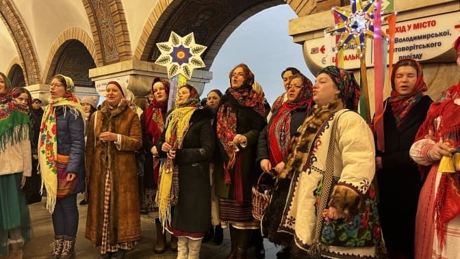 У Києві на станції «Золоті ворота» влаштували різдвяні співи