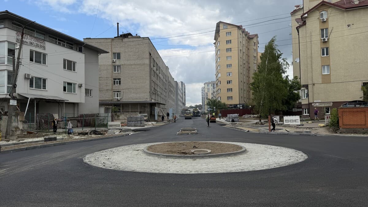 Частину найварійнішої вулиці Львова вже покрили верхнім шаром асфальту: на відрізку фіналізують роботу