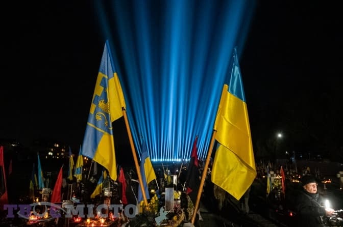 У Львові в пам'ять про українських Героїв у небо запустили світлові промені. Фото