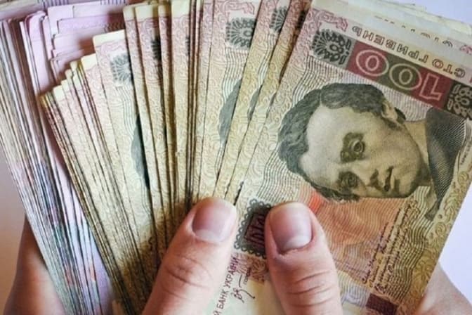 Нацбанк рекомендує українцям не вивозити готівкову гривню за кордон