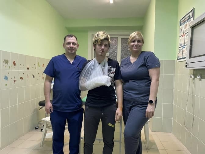 У Львові лікують підлітка, який пораненим вибрався з-під заваленого будинку у Бахмуті