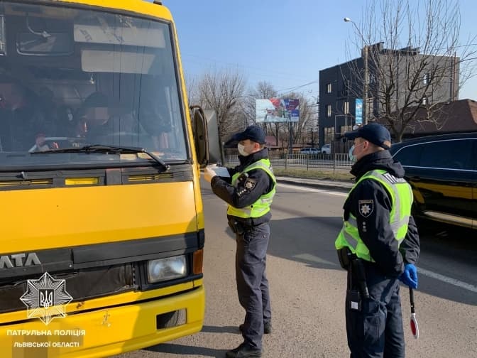 Поліція у Львові почала штрафувати за порушення карантину в міському транспорті