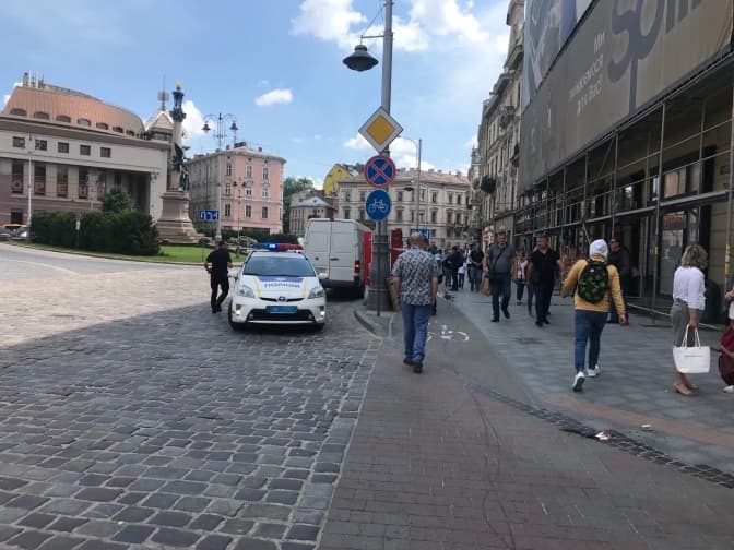 У Львові на дівчину впала частина фасаду будинку на площі Міцкевича