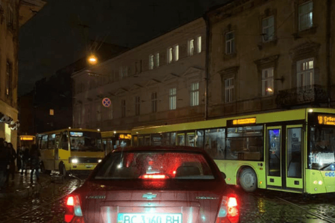 Ситуація на вулицях Львова. Місто зупинилось у заторах