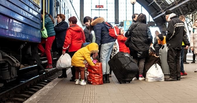 Українці, які евакуюються із зони бойових дій, зможуть отримати виплати на вокзалі у Львові