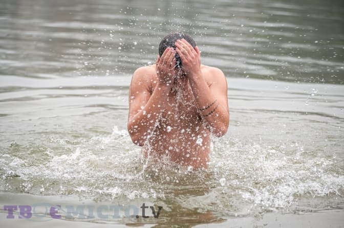 Як львів'яни пірнали у воду на Водохреща. Фоторепортаж з «Горіхового гаю»