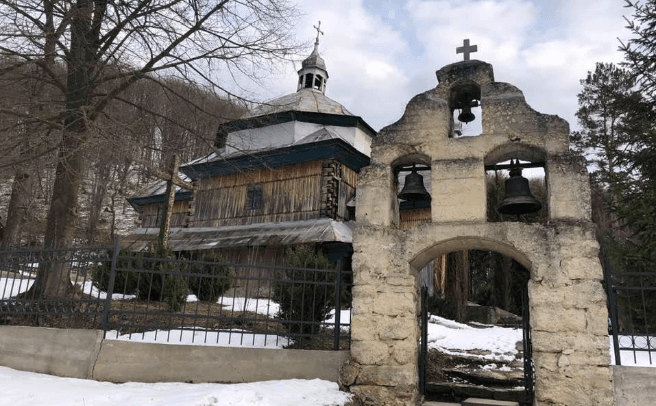 Поблизу Львова руйнується старовинна церква, якій чверть тисячоліття. Фото