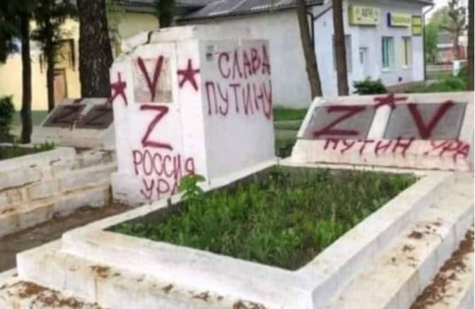 На Львівщині невідомі осквернили могили солдатів, залишивши проросійські написи