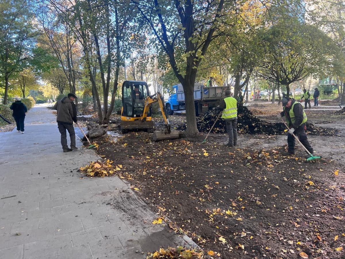 Львів’янам показали, як облаштовують сквер на честь захисника, який навчався поруч