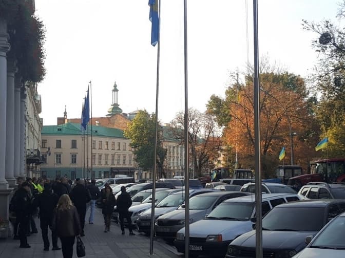 ЛОДА пікетують активісти та вимагають звільнити керівника поліції Львівщини. Відео