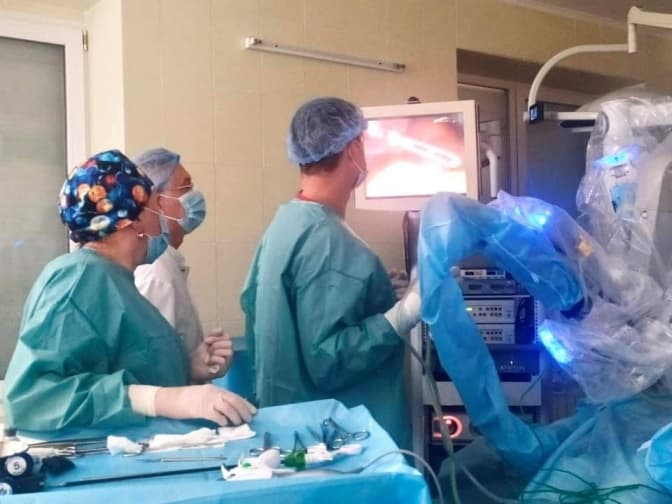 У Львові за допомогою робота дівчинці видалили кисту селезінки