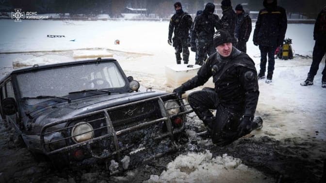 На Київщині автомобіль провалився під кригу: рятувальники другу добу шукають зниклого чоловіка