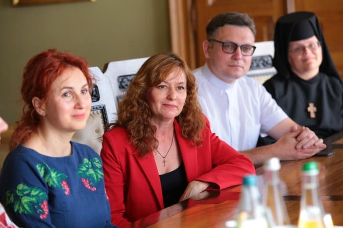 У Львові відзначили лікарів-волонтерів, що допомагають переселенцям на залізничному вокзалі