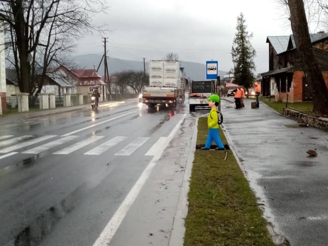 На державних дорогах Львівщини встановлюють манекени пішоходів. Фото