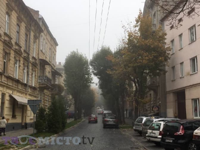 Львів'ян попереджають про погану видимість на дорогах через туман